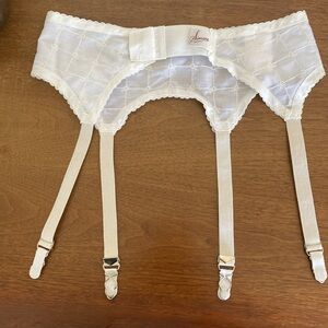 NEW Vintage White Garter Belt by Simone. Size 26. Made in USA